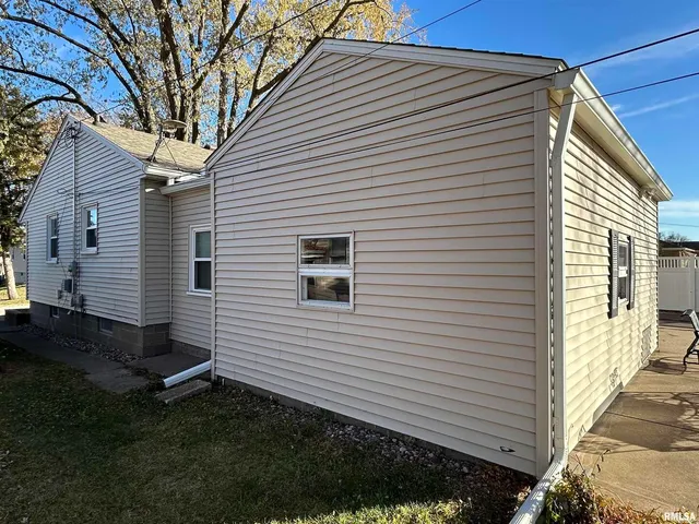 $169,000 | 510 16th Street, Unit 1, Silvis, IL 61282