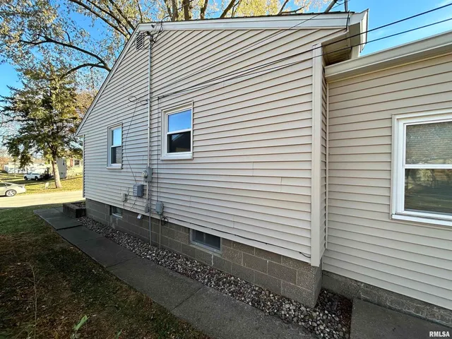 $169,000 | 510 16th Street, Unit 1, Silvis, IL 61282