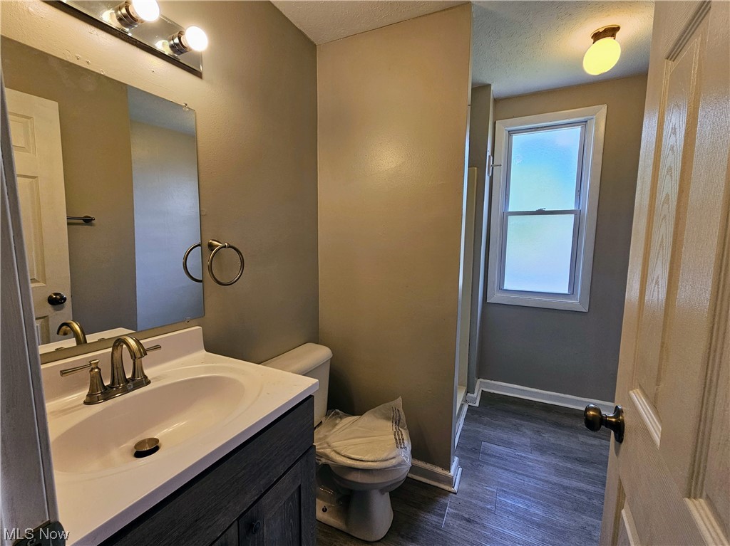 4625 Blythin Road Cleveland, OH 44125 - Photo 15 of 22 2nd floor bath