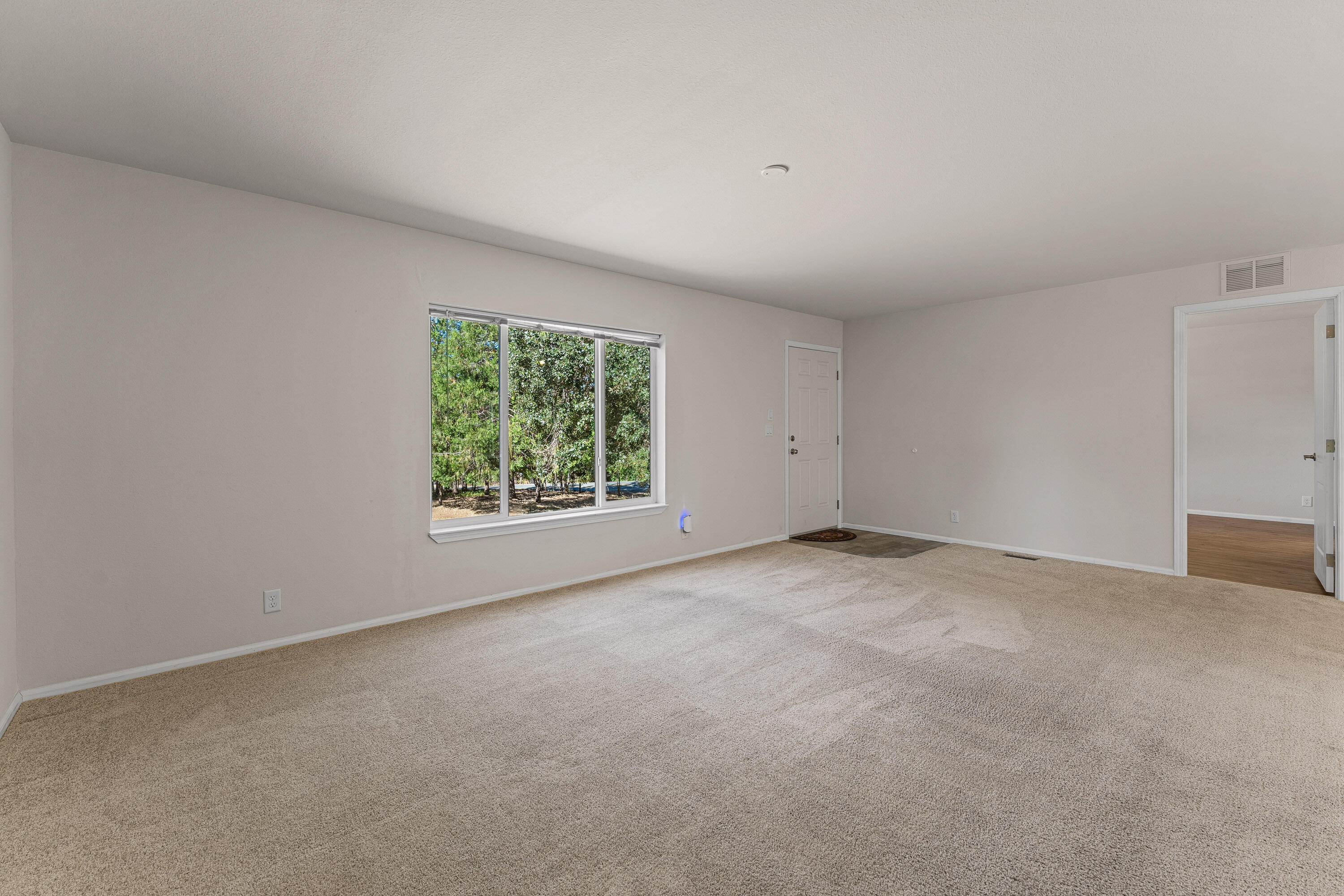 849 Three Pines Road Grants Pass, OR 97526 - Photo 11 of 29 INT (6 of 18)
