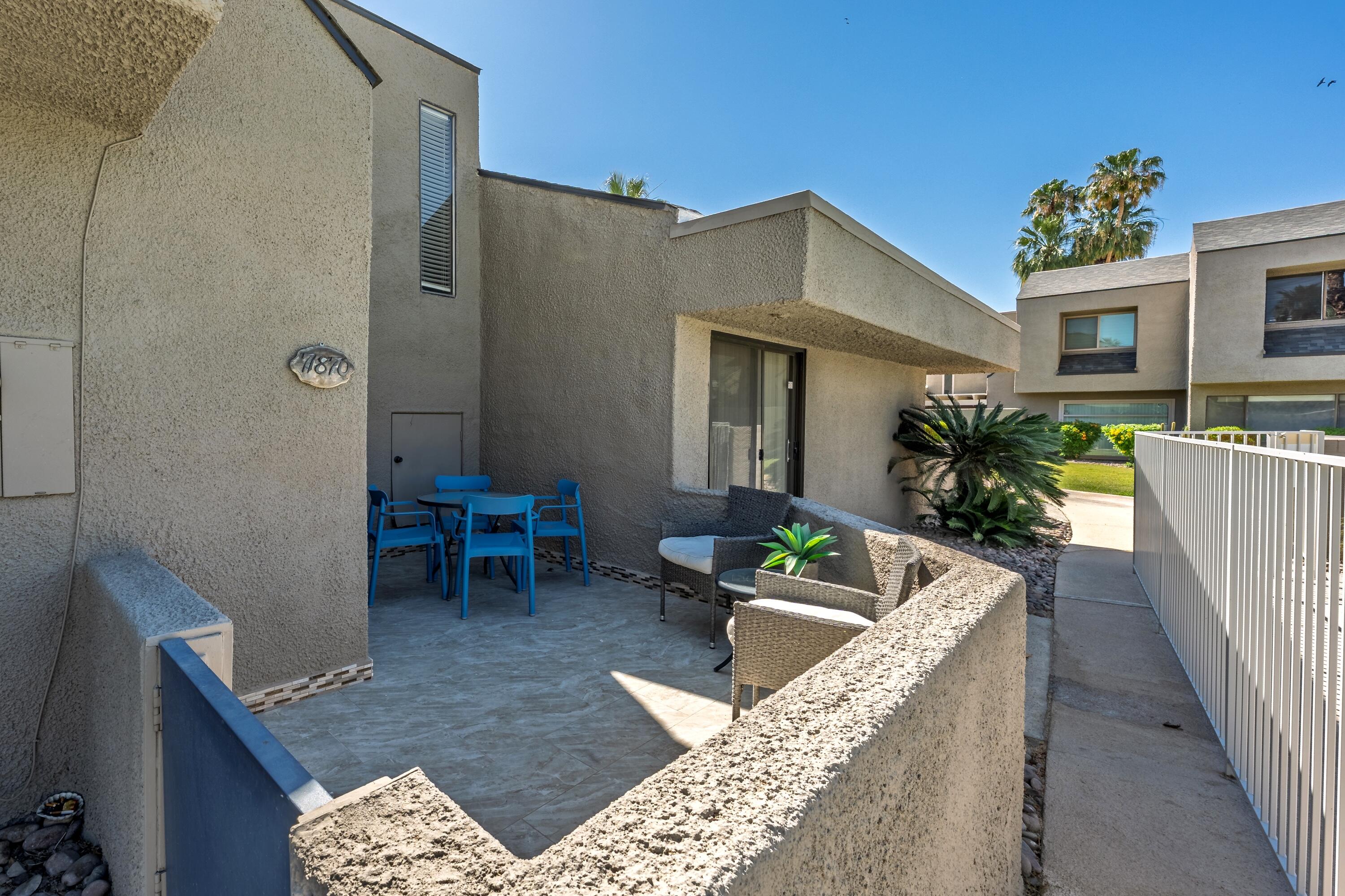 71870 Eleanora Lane Rancho Mirage, CA 92270 - Photo 26 of 36 a balcony with furniture and a potted plant