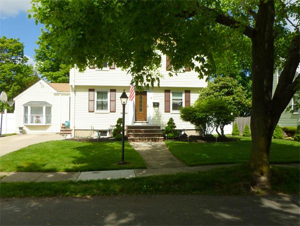 8 Breakheart Road Saugus, MA 01906 - Photo 2 of 18 Gallery Image 2