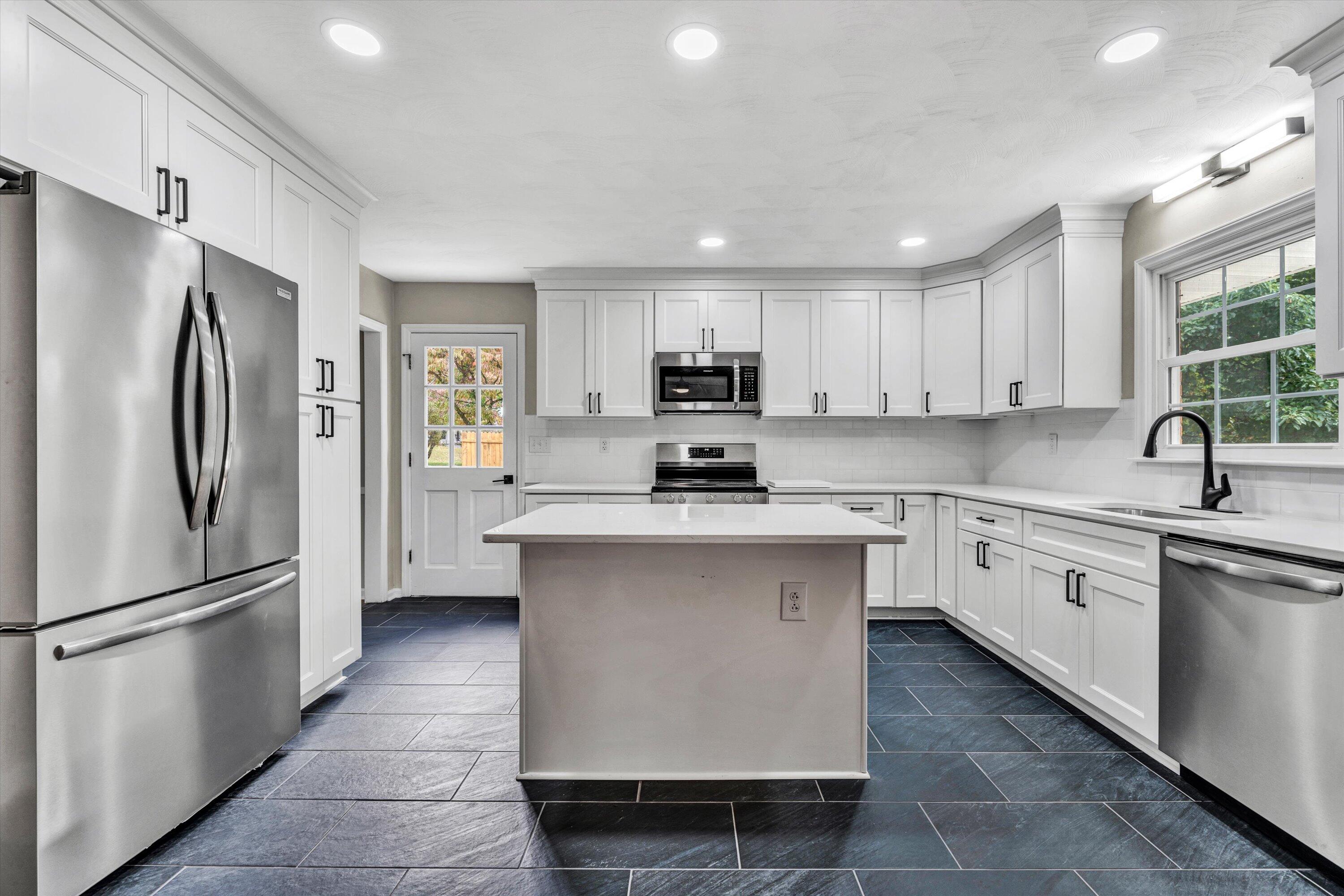 2111 Ruritan Road Roanoke, VA 24012 - Photo 10 of 38 10-091920240036