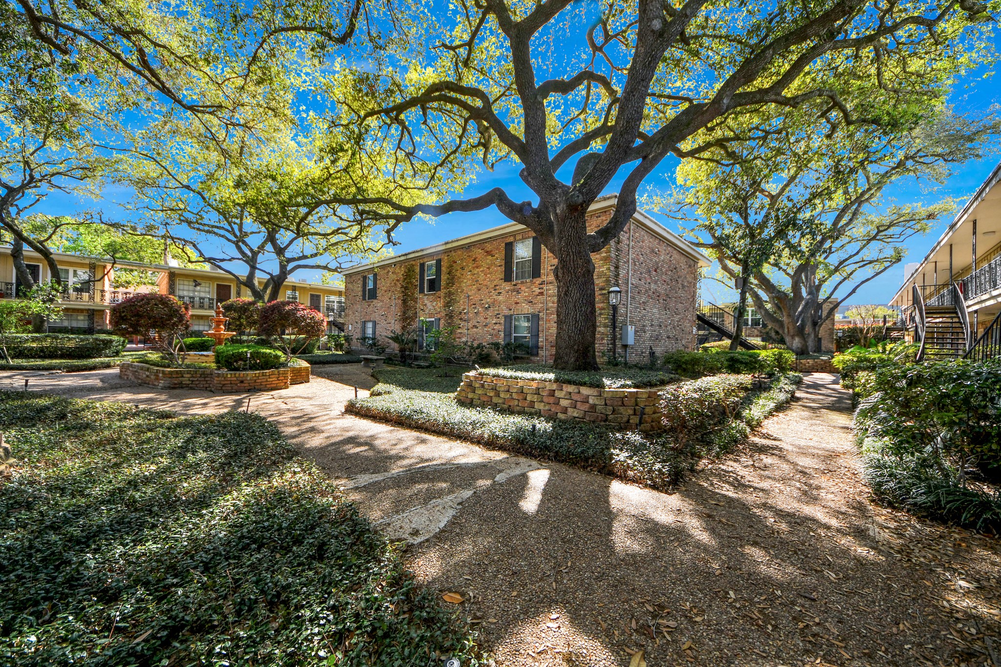 3224 Timmons Lane, Unit 168 Houston, TX 77027 - Photo 28 of 36 a backyard of a house with lots of green space