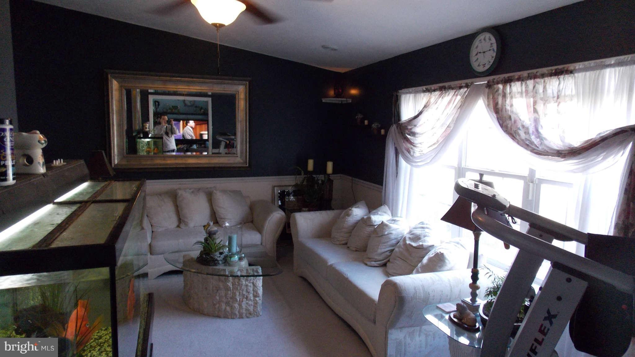 13453 Reed Road Thurmont, MD 21788 - Photo 10 of 27 Living Room