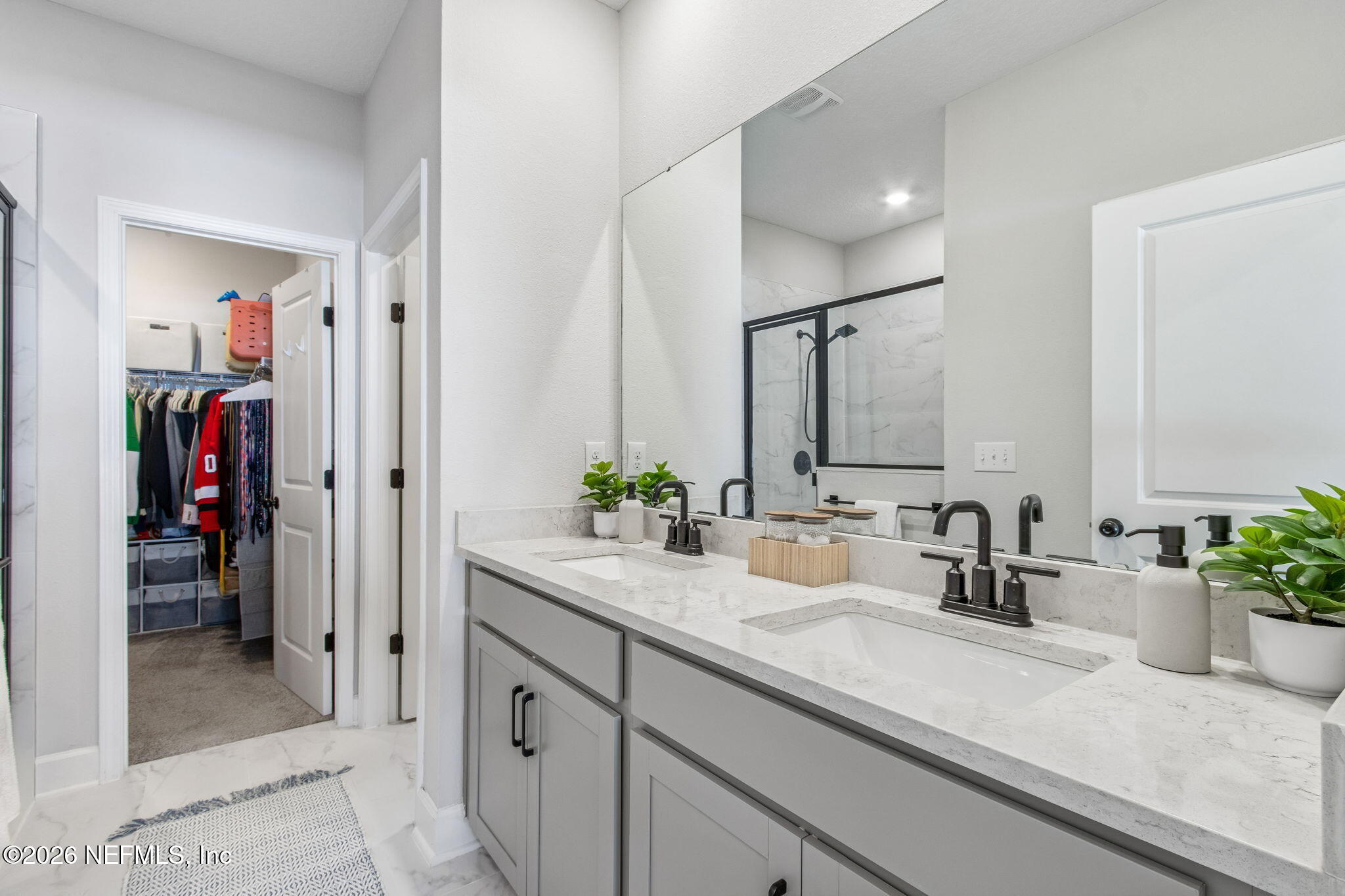 95057 Terris Way Fernandina Beach, FL 32034 - Photo 19 of 43 a bathroom with a sink and a mirror