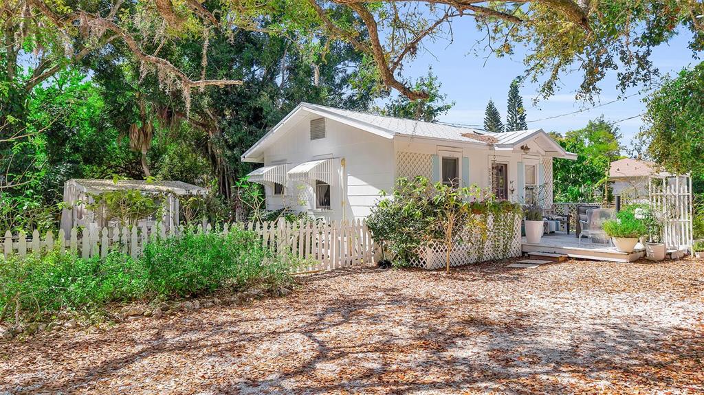 2562 Ashton Road Sarasota, FL 34231 - Photo 4 of 30