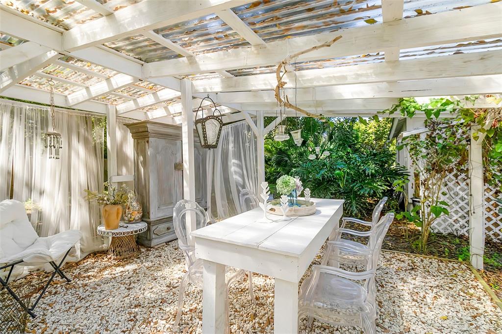 2562 Ashton Road Sarasota, FL 34231 - Photo 8 of 30