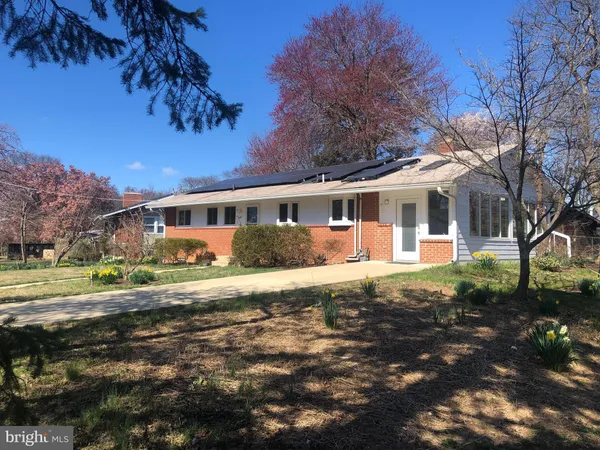 a view of a yard in front of house