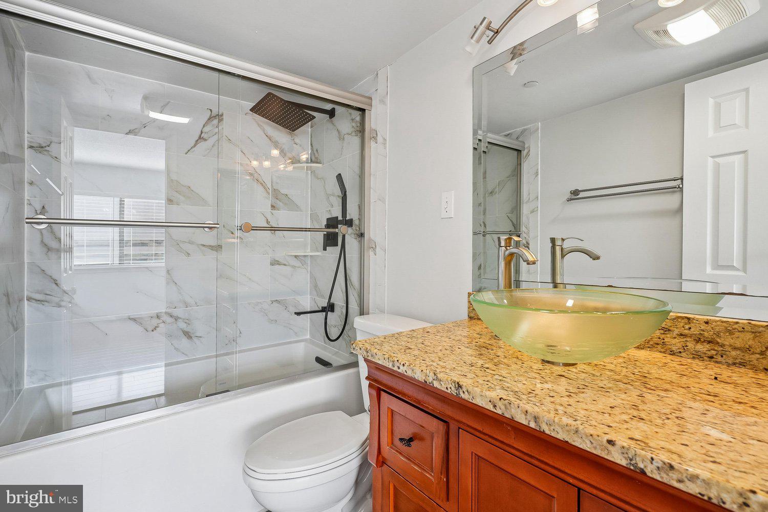 1301 North Courthouse Road, Unit 1607 Arlington, VA 22201 - Photo 18 of 44 Primary Bath