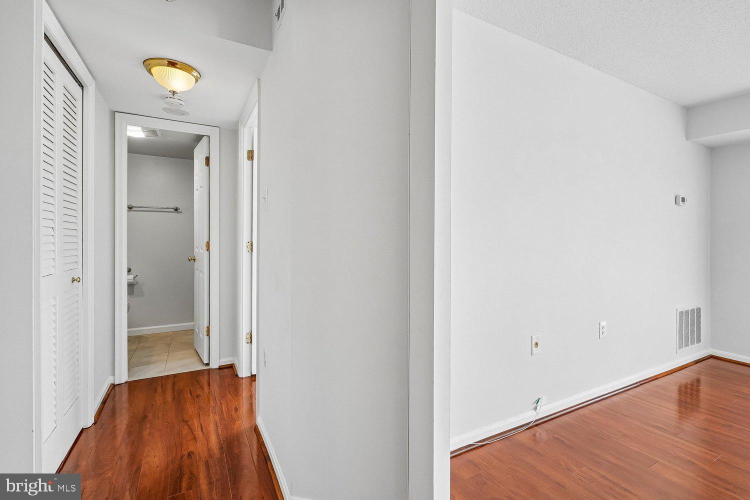 1301 North Courthouse Road, Unit 1607 Arlington, VA 22201 - Photo 4 of 44 Foyer