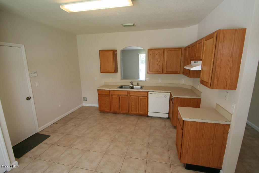1421 Hanscom Road Southwest Palm Bay, FL 32908 - Photo 2 of 8 Kitchen
