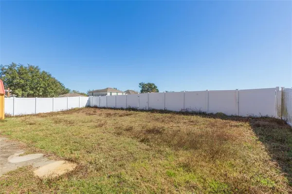 a view of a house with backyard