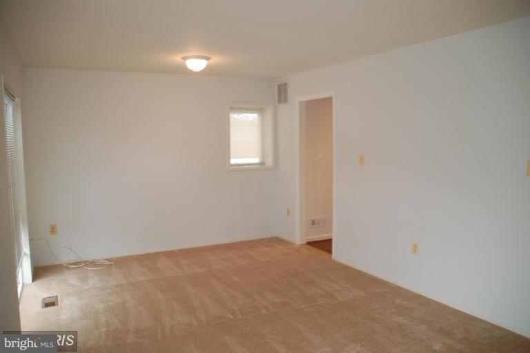 3031 Sugar Lane Vienna, VA 22181 - Photo 9 of 25 Living Room