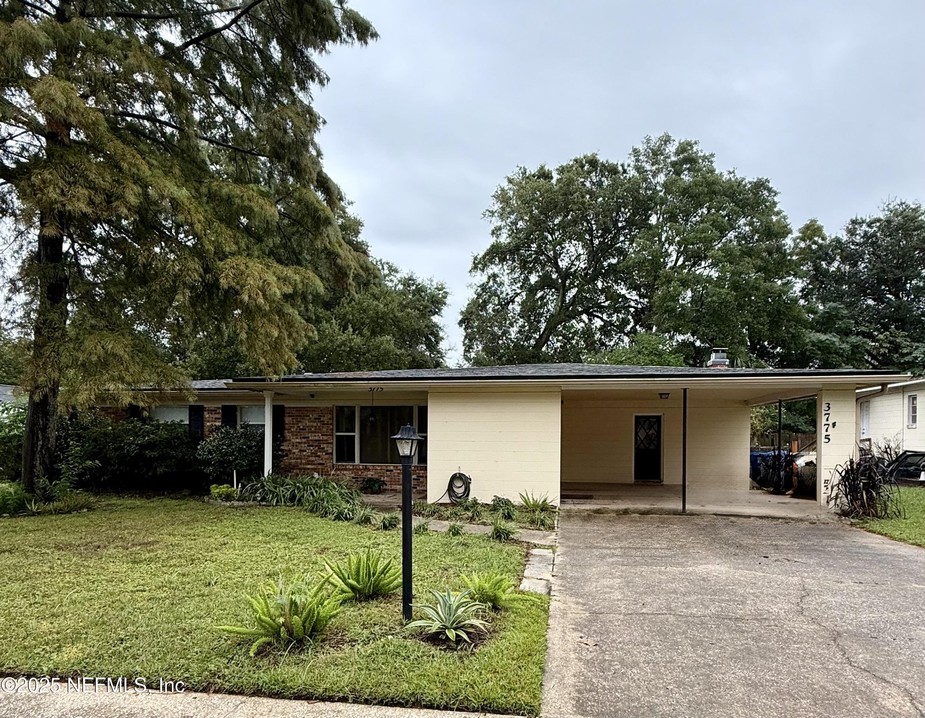 a view of a house with backyard and furniture