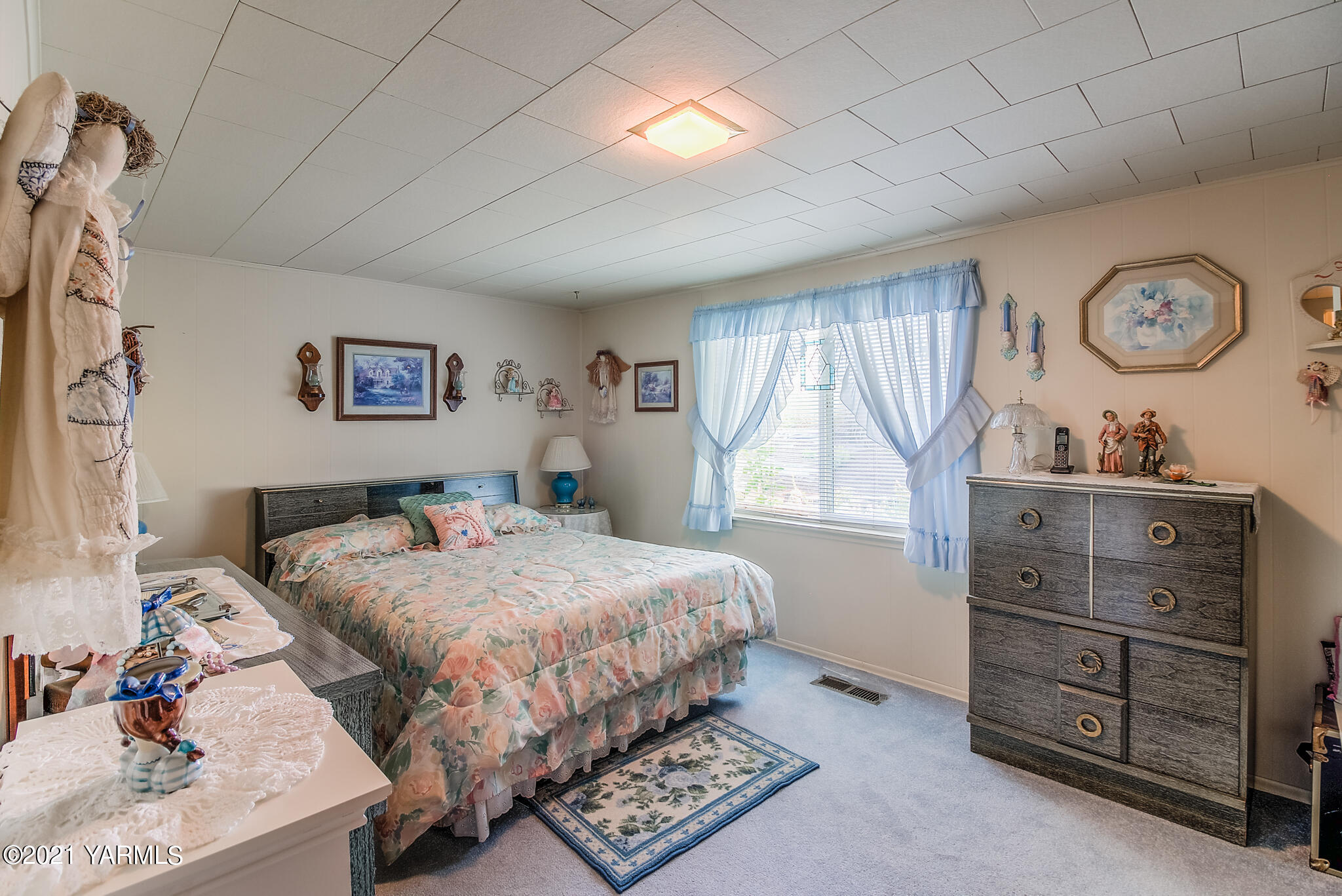 681 Lateral A Road Wapato, WA 98951 - Photo 11 of 19 a bedroom with a bed and a window