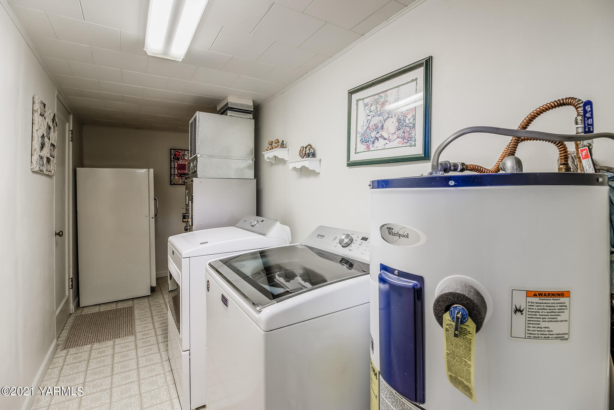 681 Lateral A Road Wapato, WA 98951 - Photo 13 of 19 a utility room with dryer and washer