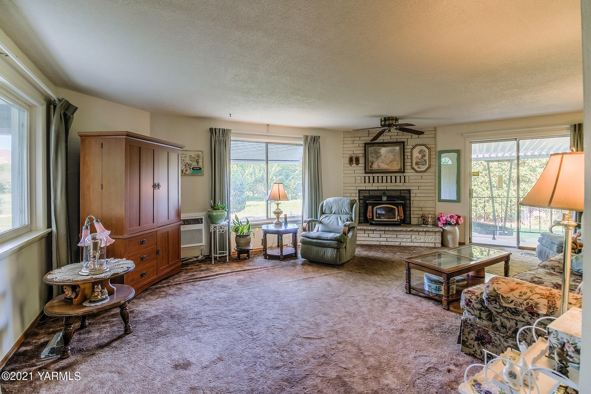 681 Lateral A Road Wapato, WA 98951 - Photo 5 of 19 a living room with furniture and a fireplace