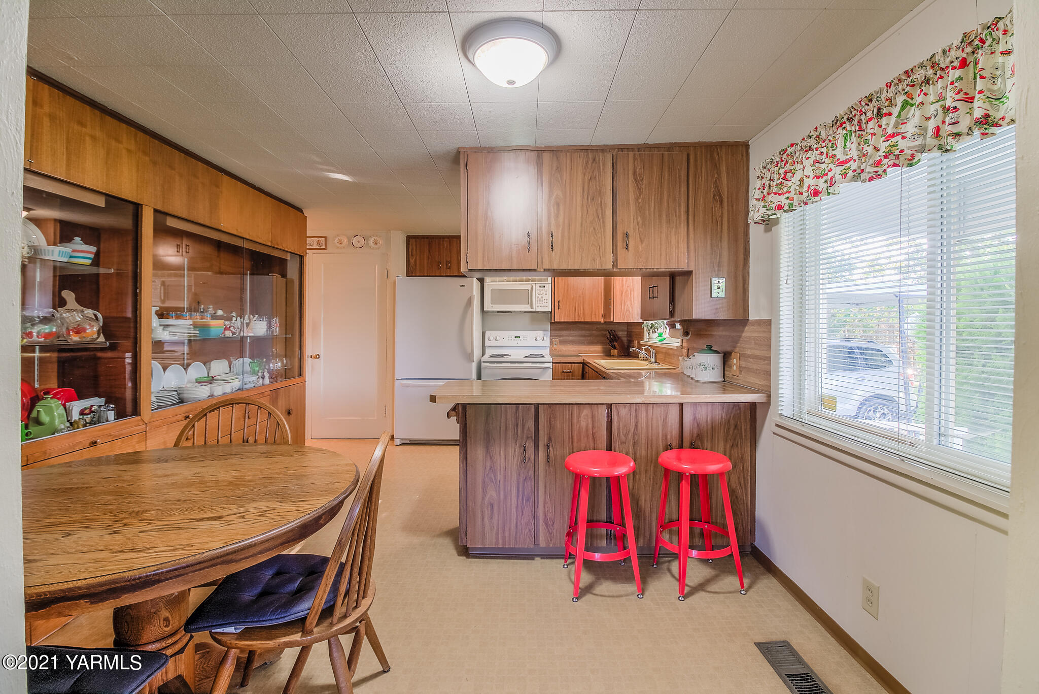 681 Lateral A Road Wapato, WA 98951 - Photo 7 of 19 a dining room with furniture a window and kitchen view
