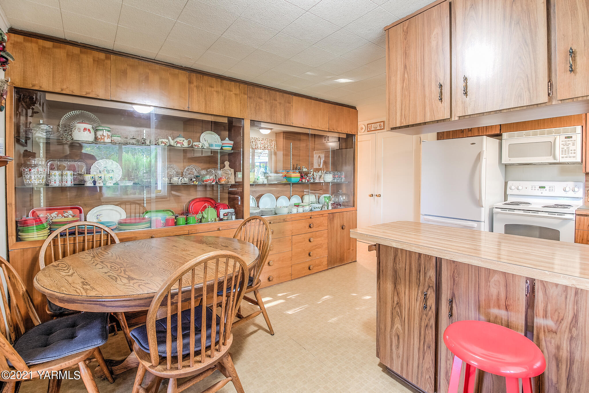 681 Lateral A Road Wapato, WA 98951 - Photo 8 of 19 a view of a dining room with furniture a chandelier and kitchen view