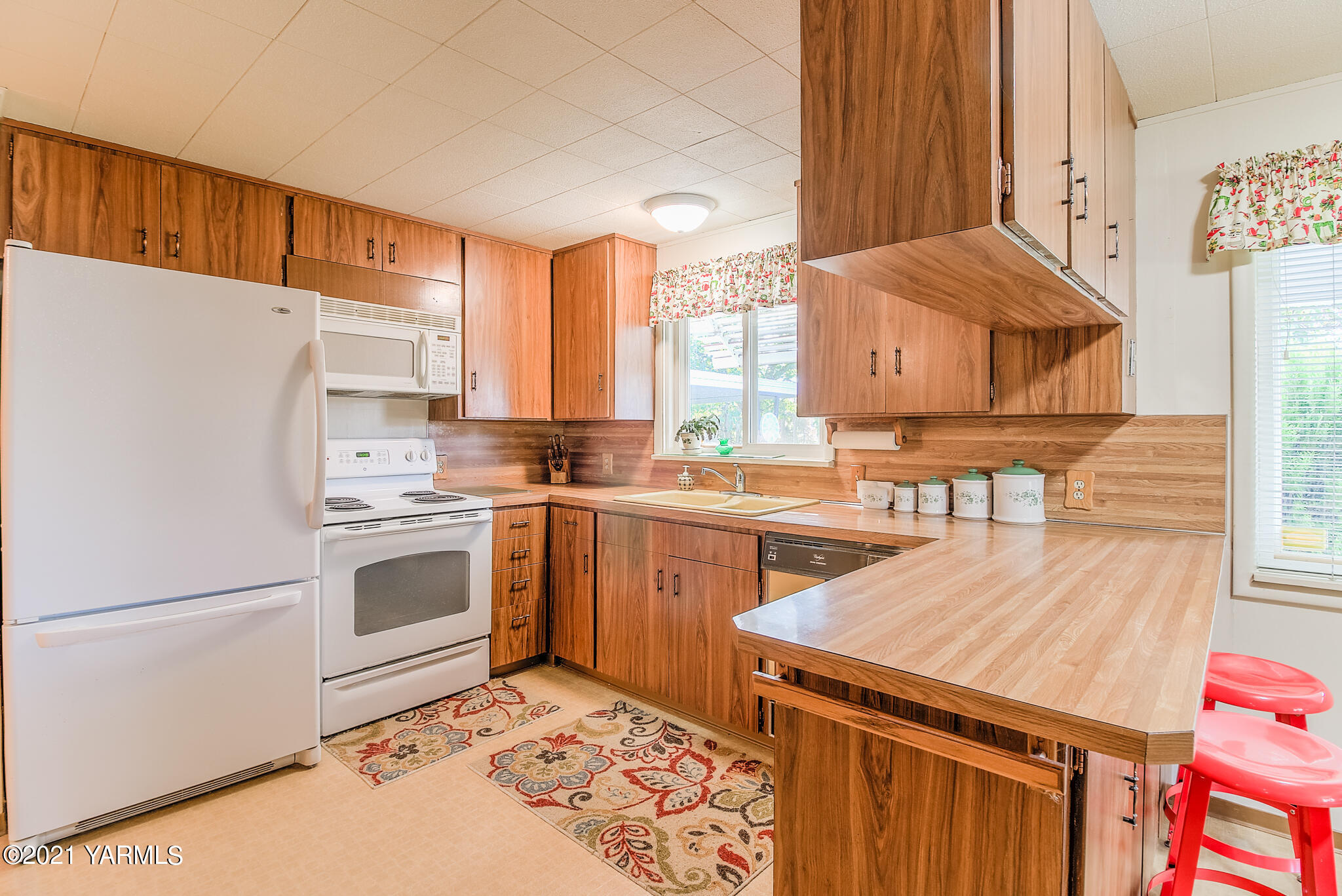 681 Lateral A Road Wapato, WA 98951 - Photo 9 of 19 a kitchen with a stove a sink and a refrigerator
