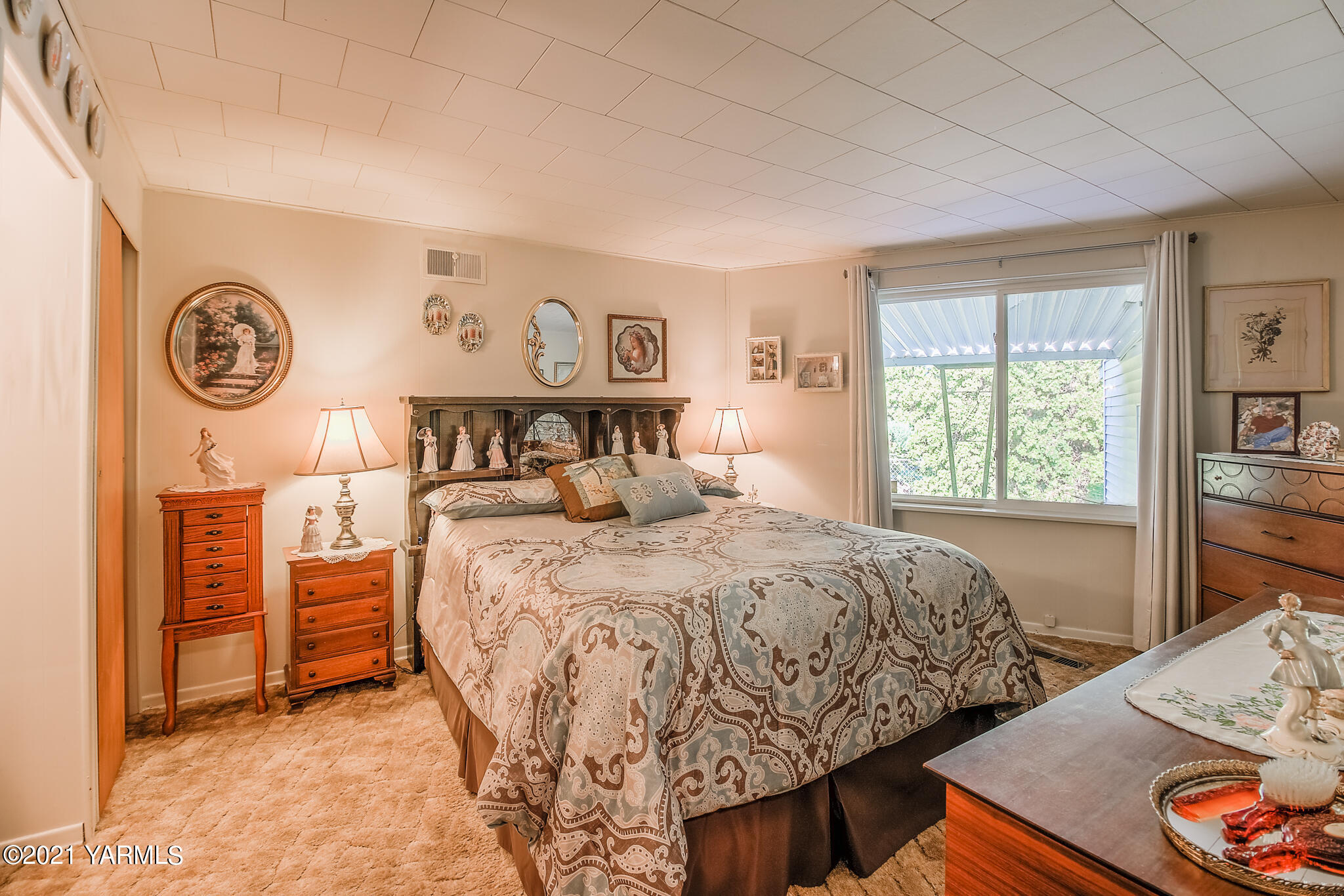 681 Lateral A Road Wapato, WA 98951 - Photo 10 of 19 a bedroom with a bed and a window