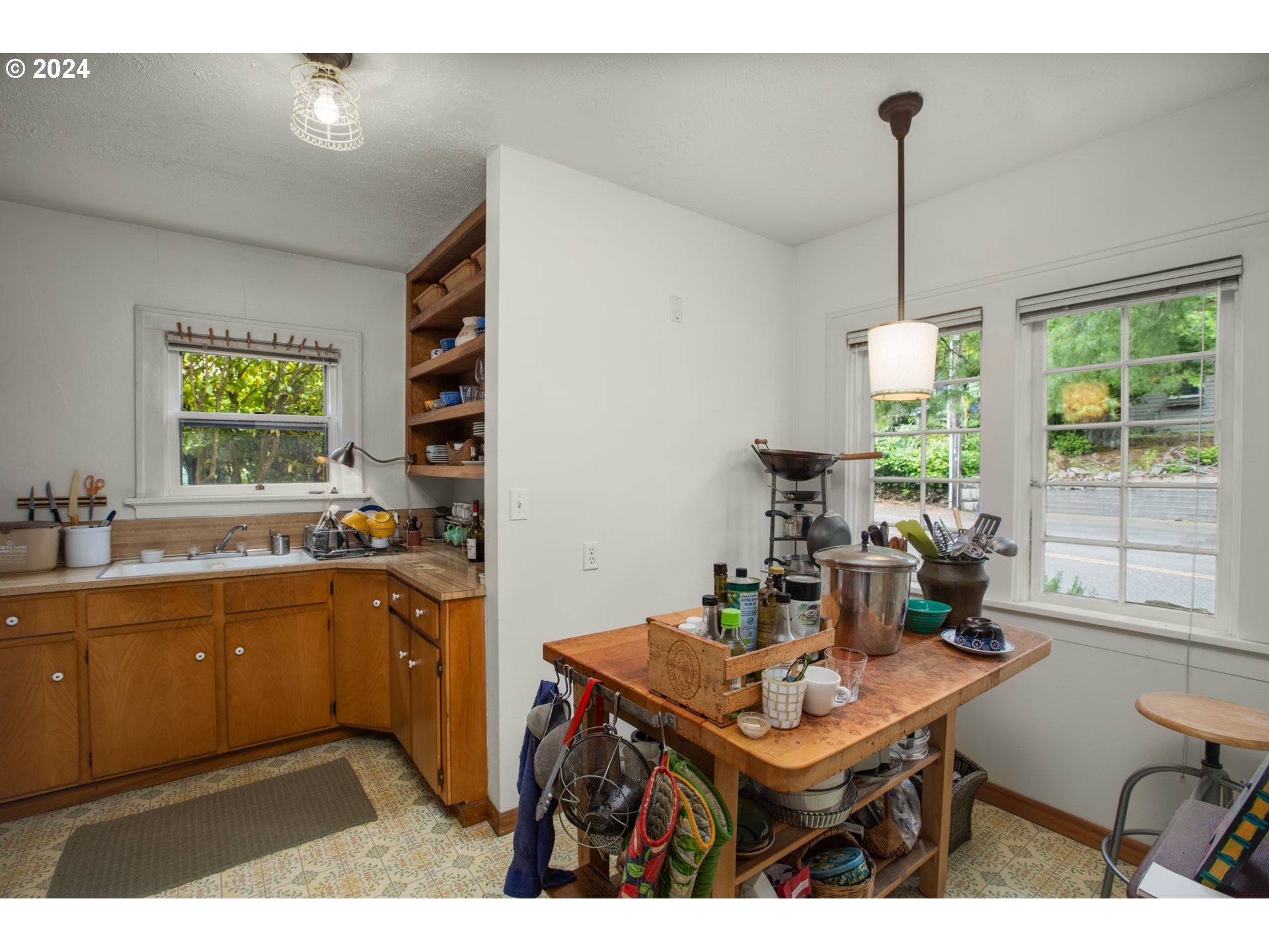 7298 Southwest Capitol Hill Road Portland, OR 97219 - Photo 8 of 17 Kitchen