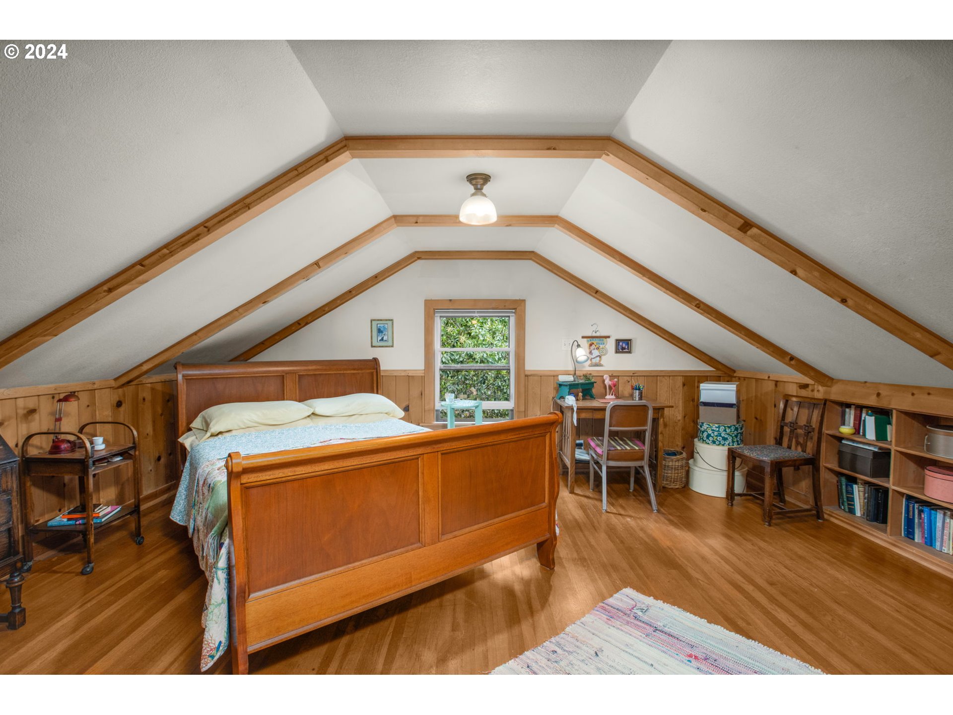 7298 Southwest Capitol Hill Road Portland, OR 97219 - Photo 10 of 17 Primary Bedroom