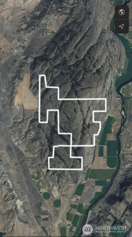 a view of a yard with mountain