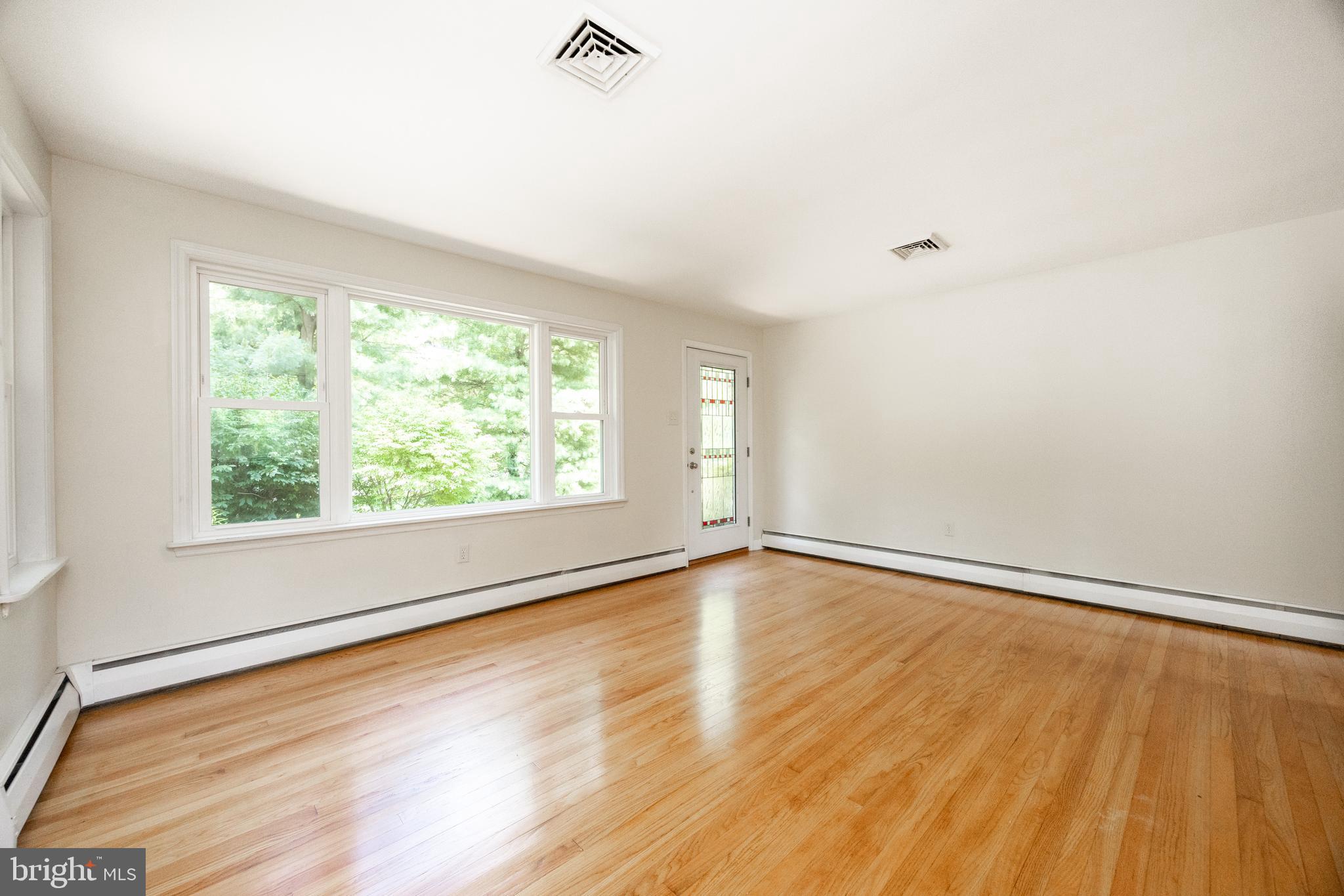 860 Temple Road Pottstown, PA 19465 - Photo 8 of 70 Living Room