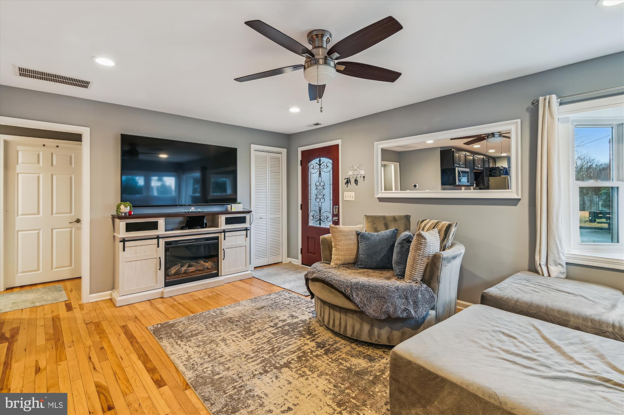 2925 Chestnut Road Edgewater, MD 21037 - Photo 7 of 23 Living Room