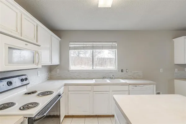 $2,000 | 10104 High Eagle Trail, Fort Worth, TX 76108