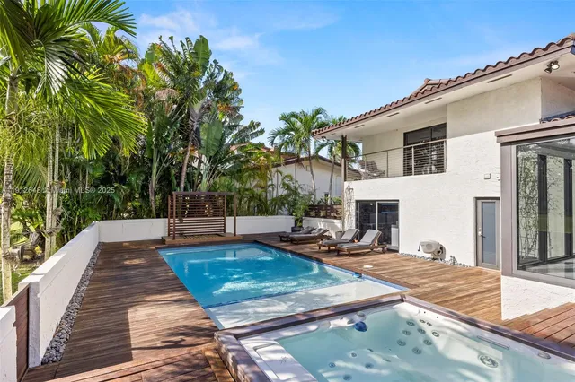 a view of a house with backyard