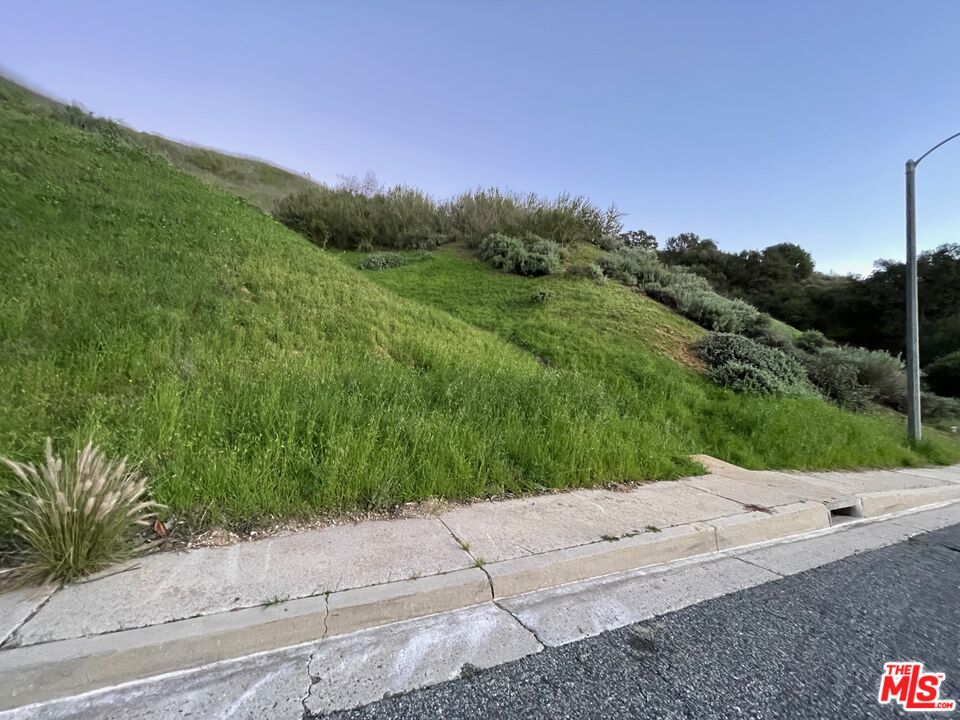 27306 Oak Summit Road Agoura Hills, CA 91301 - Photo 6 of 12