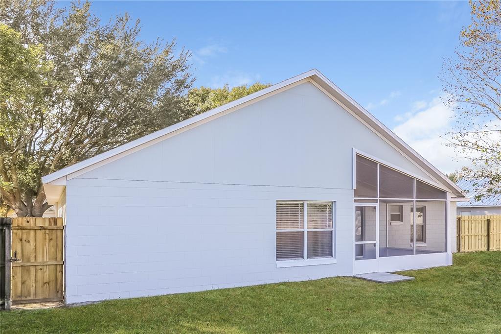 3007 East Beaumont Lane Eustis, FL 32726 - Photo 14 of 16 front view of a house with a yard