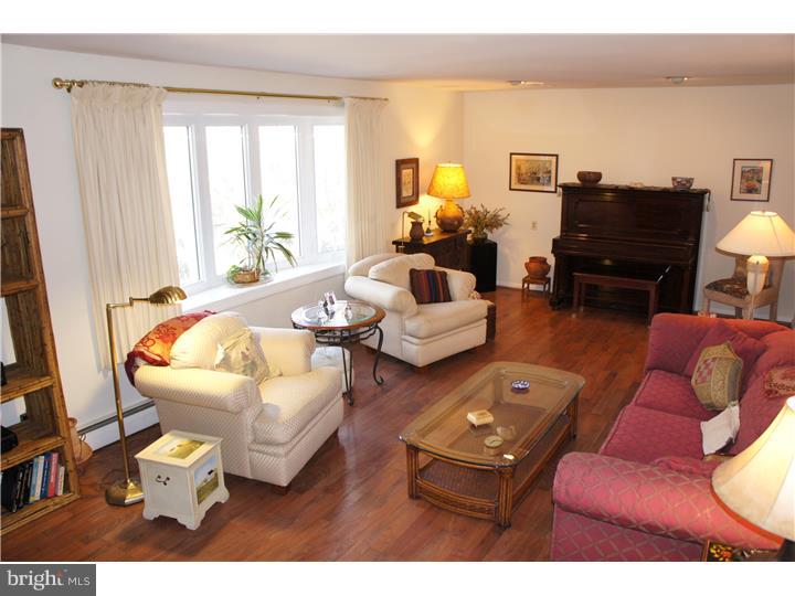 691 Lenni Road Aston, PA 19014 - Photo 4 of 25 Living Room