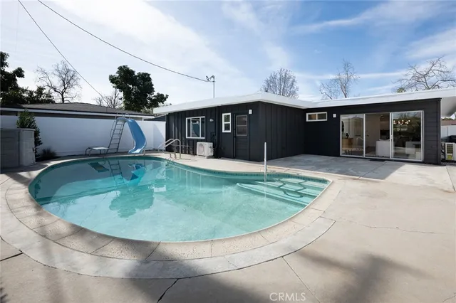 a view of a house with a backyard
