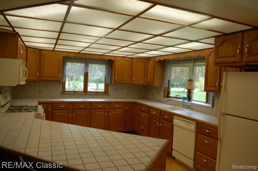 9745 North Eston Road Clarkston, MI 48348 - Photo 31 of 53 Kitchen.jpg