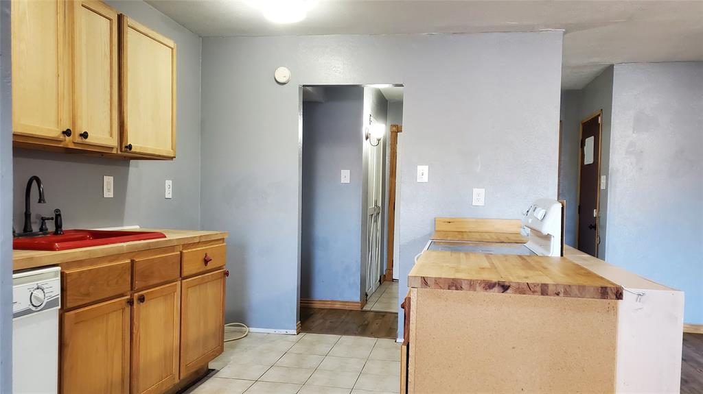 5724 Phelps Street The Colony, TX 75056 - Photo 4 of 11 a utility room with dryer and washer