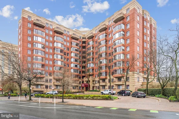 $2,600 | 2400 Clarendon Boulevard, Unit PH12, Arlington, VA 22201