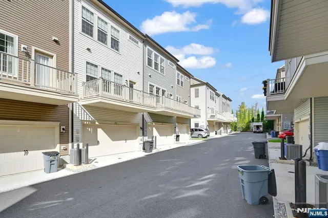 $899,000 | 11 Ambrosia Court, Livingston, NJ 07039