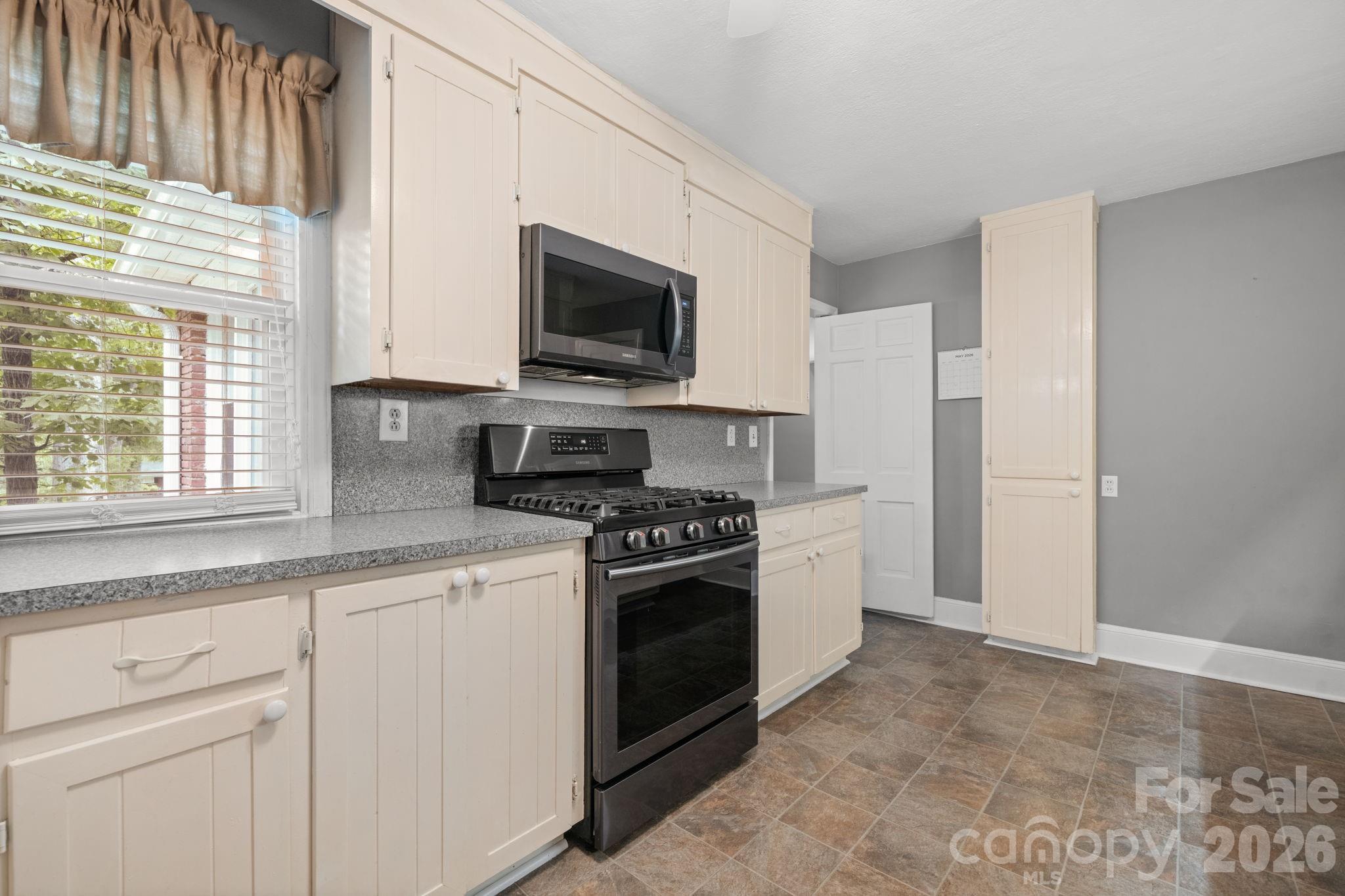 508 2nd Avenue Northeast Conover, NC 28613 - Photo 8 of 44