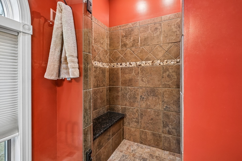 615 Mammoth Road Dracut, MA 01826 - Photo 17 of 41
