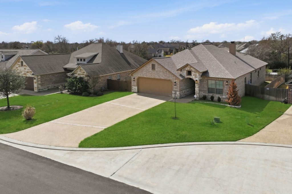 3516 Foxcroft Path Bryan, TX 77808 - Photo 3 of 39
