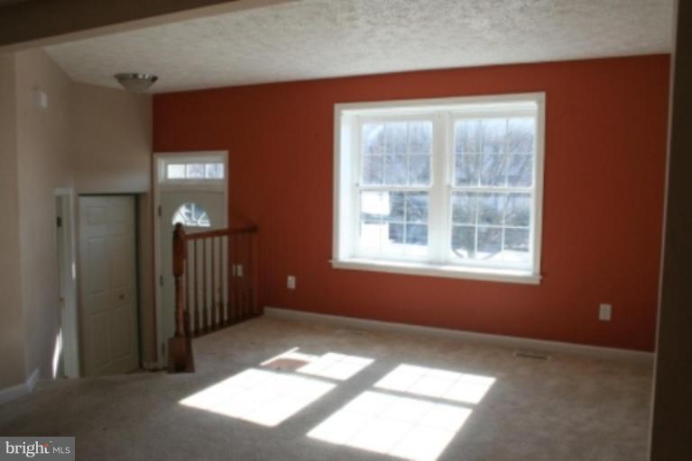 302 Ridgecrest Court Stafford, VA 22554 - Photo 13 of 18 Living Room