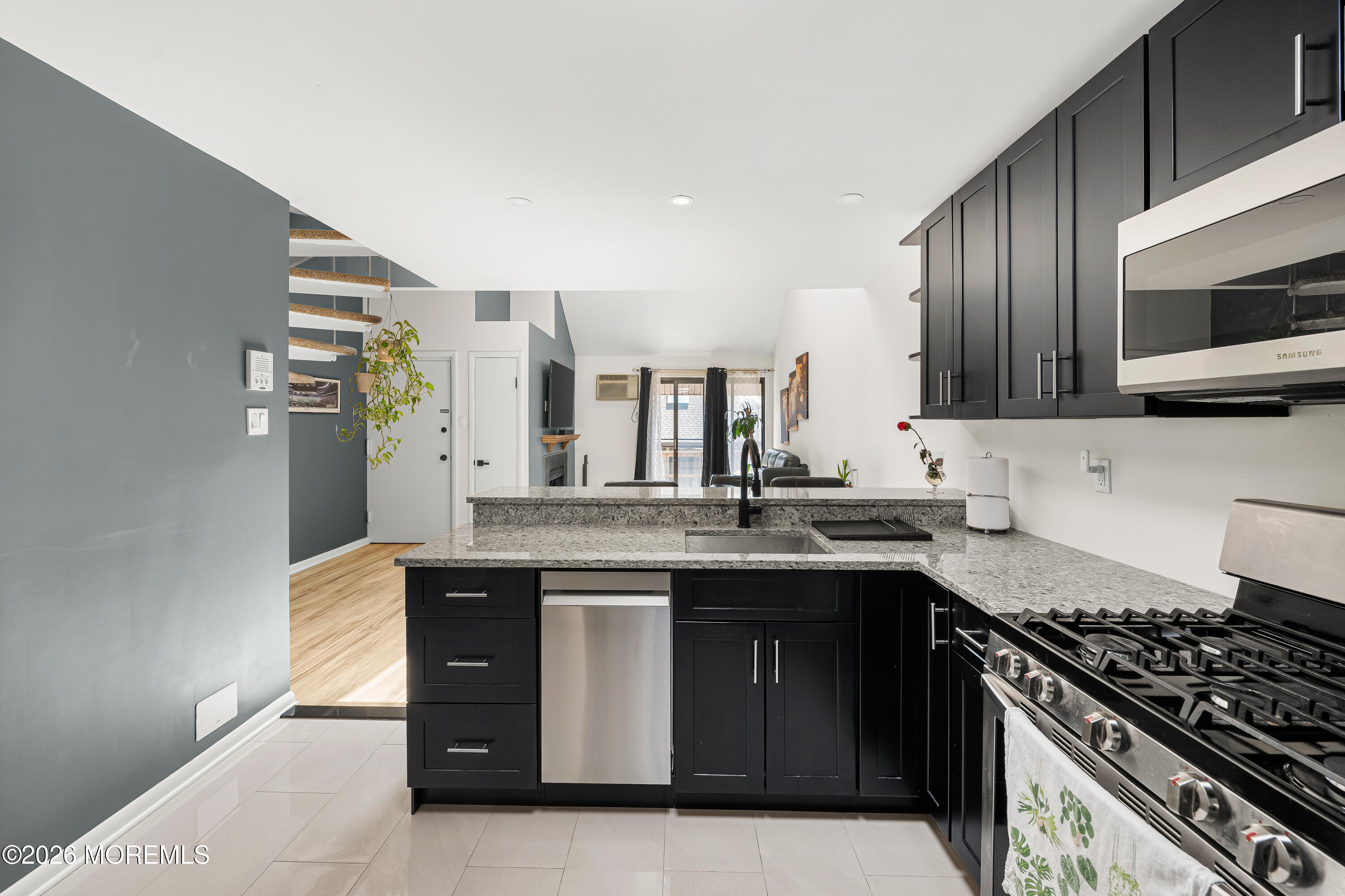 806 West Ridge Mews, Unit 806 Wood-Ridge, NJ 07075 - Photo 15 of 29 806 W Ridge Mews Woodridge - Interior-29