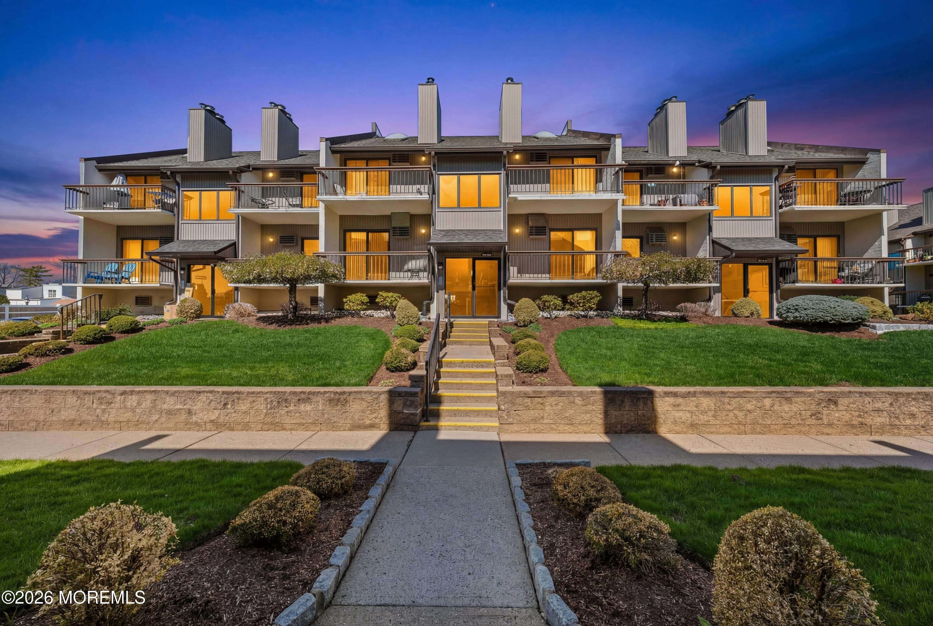 806 West Ridge Mews, Unit 806 Wood-Ridge, NJ 07075 - Photo 27 of 29 806 W Ridge Mews Woodridge - Exteriors-4