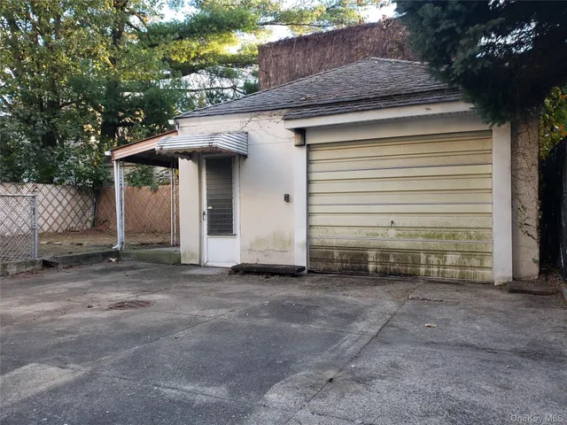 a view of a car garage of the house