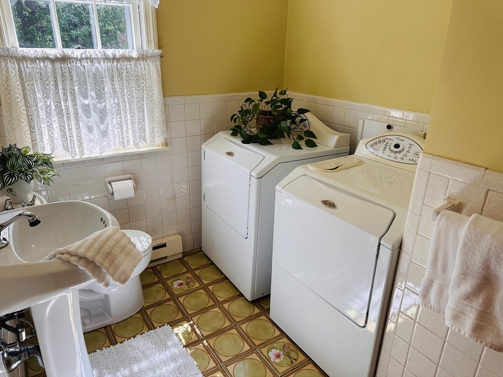 1193 Amostown Road West Springfield, MA 01089 - Photo 19 of 35 Gallery Image 19