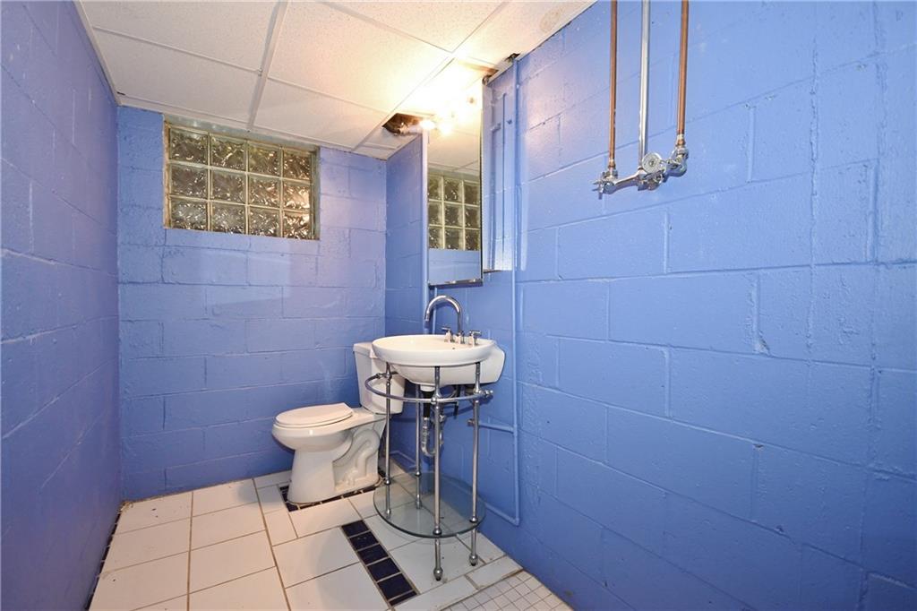 413 Grove Road Verona, PA 15147 - Photo 24 of 25 2nd Bathroom: Shower drain needs to be opened.